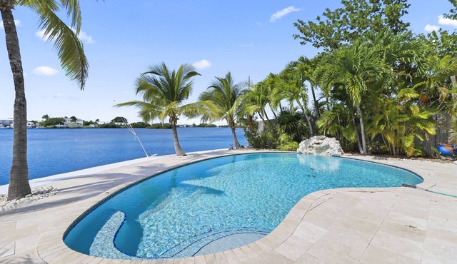The Great Escape: 3BR Waterfront Retreat, Heated Pool, Stunning Sunsets & Just Minutes to Key West