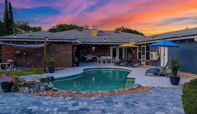 The Great Escape Pool Home-Private Resort, 5bedrooms upto 12 sleep