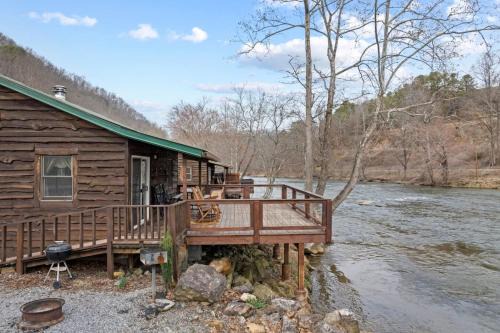 The Great Escape - Riverfront Cabin, Mountain Views, Fishing, and Rafting!