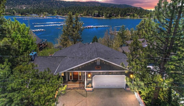 The Great Gatsbear Cabin by Destination Big Bear : 5 Star! High End! Dock! Theater! Hot Tub! Lake! Gourmet Kitchen! BBQ! Lux!