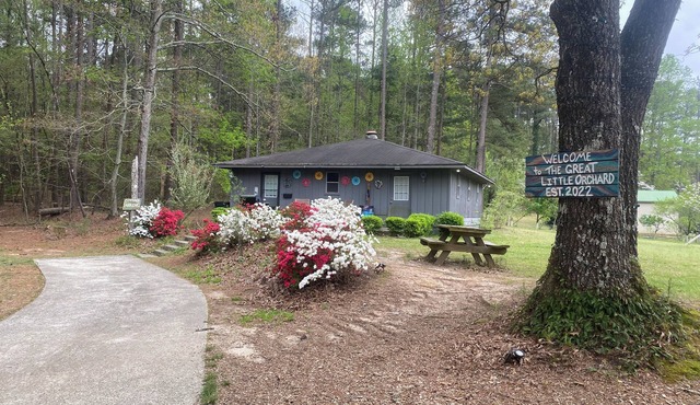 The Great Little Orchard, "The GLO"- Cozy cottage with game room, mini trail