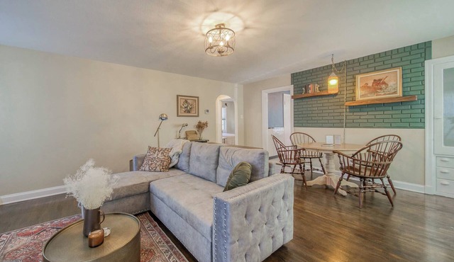 The Green Acres Cottage - Charming 2 Bedroom near S&T and Acorn Trail in Rolla.