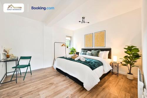 The Green & Blue Suite 1 Bedroom Flats by Ramzy Residences Serviced Accommodation in Kent with Free WiFi