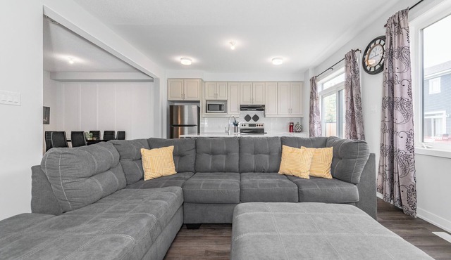 The Green Bohemian: 3-bedroom furnished mid-term rental, 3mins to CanTire Centre