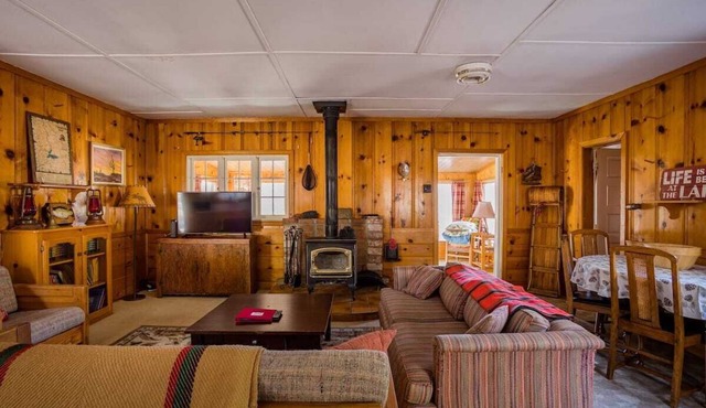 The Green Cabin - A Forest Escape 5 Min to Lake & 20 Min to River