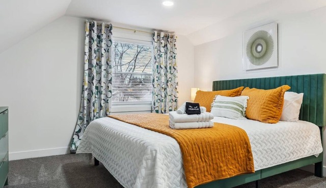 The Green Door House~Great Location~ Pet Friendly
