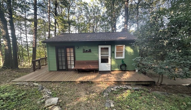 The Green Glade Cabin Cozy Retreat near Gettysburg Farm Stay Orchard Views