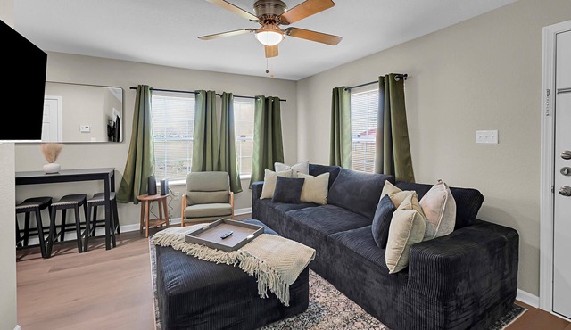 The Green House-Adorable 2 bedroom house within the Baylor Bubble-Midterm only