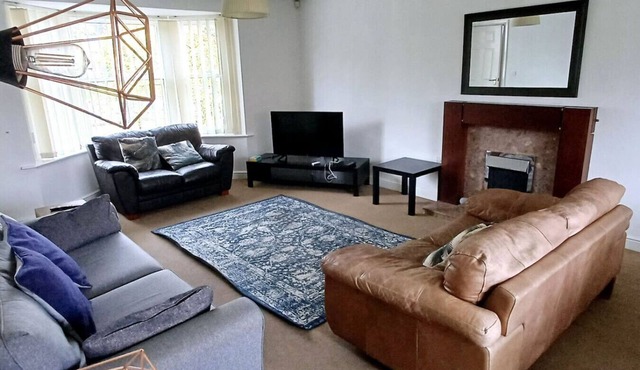 The Green House Durham Large Family & Contractor Stay Sleeps 12 with Ample Parking