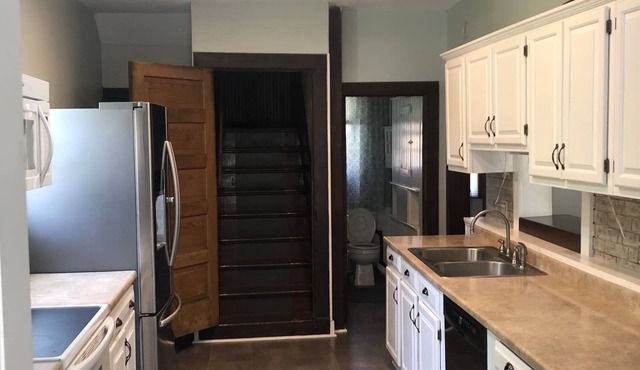 The Green House-Entire 3 Bedroom, located Minutes From Downtown Emporia And ESU