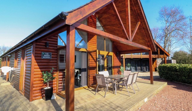 THE GREEN MONKEY, pet friendly, with hot tub in North Hykeham