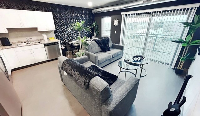 The Green & Onyx Escape
