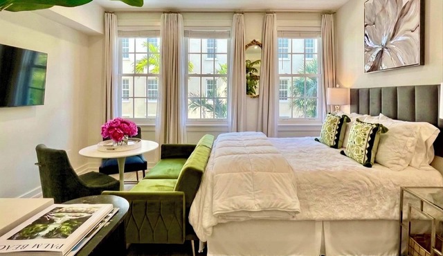 The Green Room - Modern Poolside Studio, Parking Spot, 24x7 Reception Desk