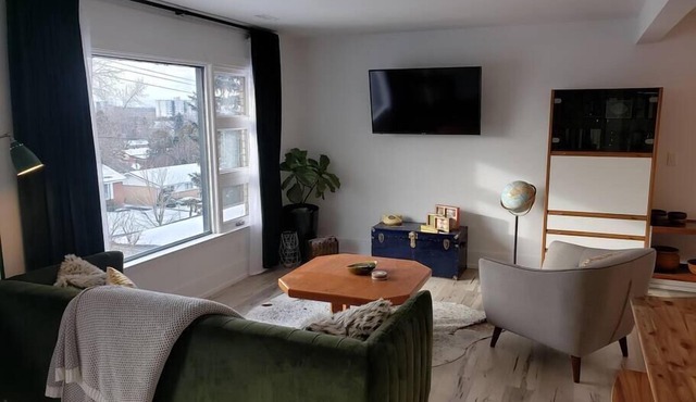 "The Green Space" 2BR Pvt Balcony & Chefs Kitchen