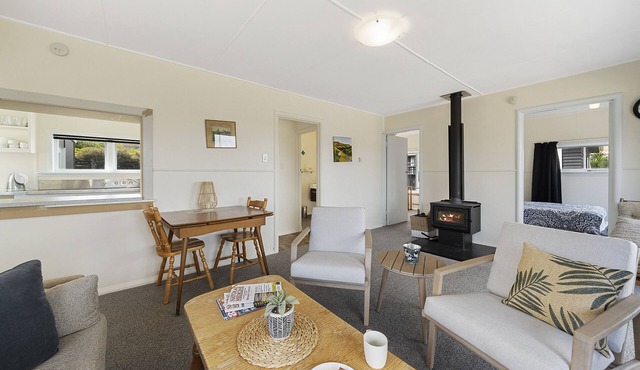 The Green Trout - Paraparaumu Beach Holiday Home