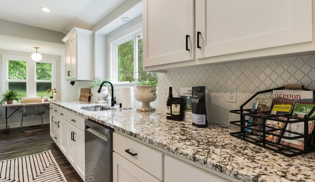 The Greenhouse: A Picturesque Pet-Friendly Home Walk-Friendly to Downtown Dundee