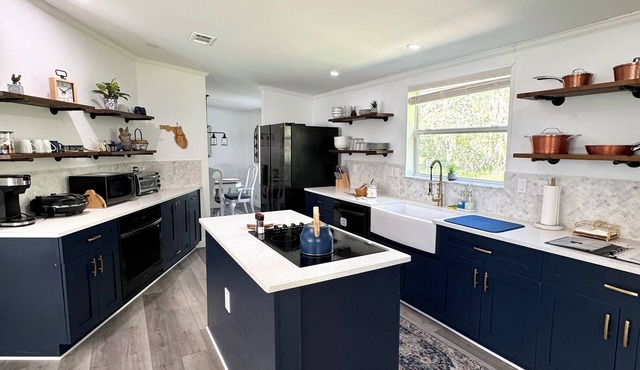The Greenhouse: Tranquil 3-Bedroom Retreat with Garden, Chickens & Hot Tub
