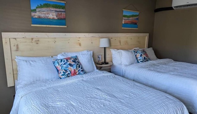 The Greenland Motel - Room No. 8