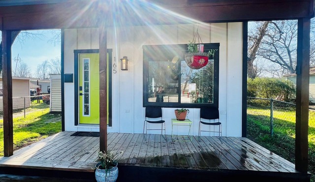 THE GREENROOM, FUNKY music themed tiny home, walking distance to downtown!