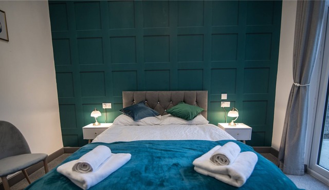 THE GREY ELEGANCE, character holiday cottage, with hot tub in Dover