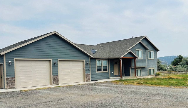 The Grey House is 2 minutes to the Lake 5 minutes to Fox Ridge golf course.