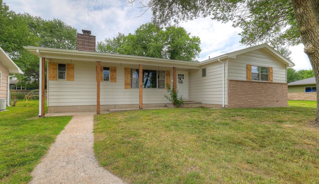 The Greystone- Spacious + Updated home in SE Joplin