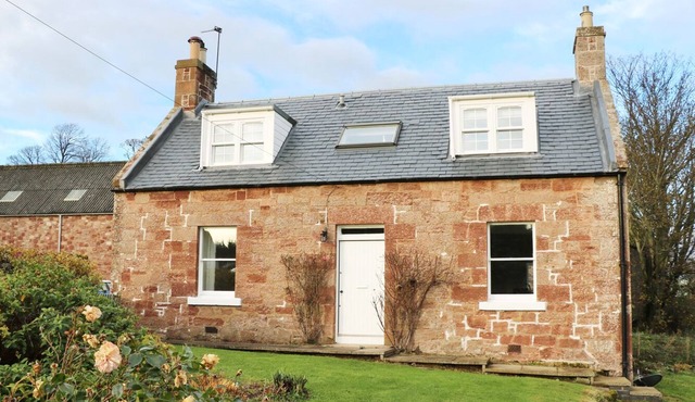 THE GRIEVES COTTAGE, family friendly, with open fire in Gifford