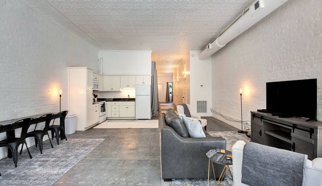 The Grocery - Cozy, Spacious Downtown Building