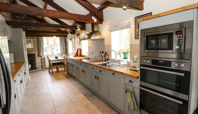 THE GROOM'S HOUSE, luxury holiday cottage in Callington