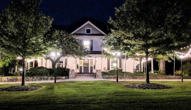 The Groome Inn conveniently located 10 minuets from Highpoint and Greensboro.