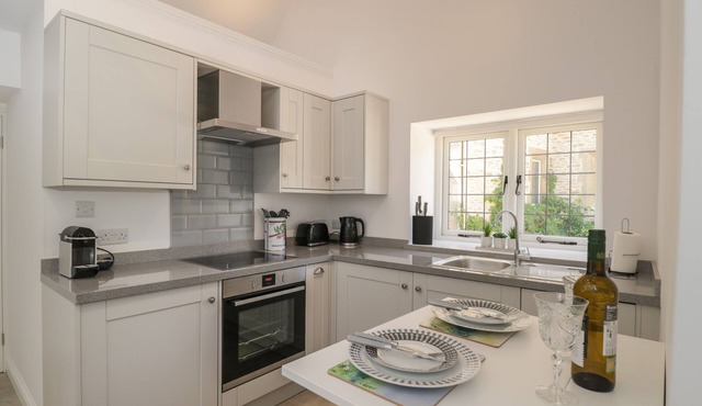 THE GROOMS FLAT, romantic, character holiday cottage in Sherston