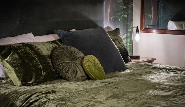 The Grove at Midtown Manor - King Beds & Hot Tub!