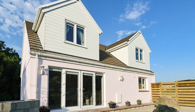 THE GROVE, family friendly, with a garden in Camborne