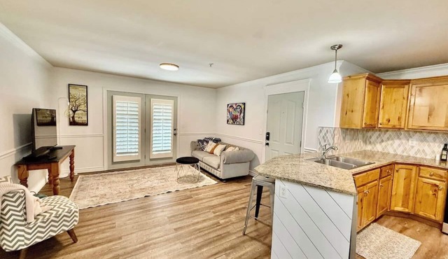 The Grove Getaway-Centrally Located