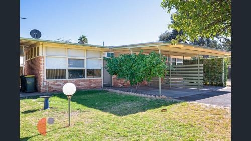 The Grove Getaway 2 min walk to train and shops