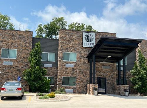 The Grove Inn And Suites