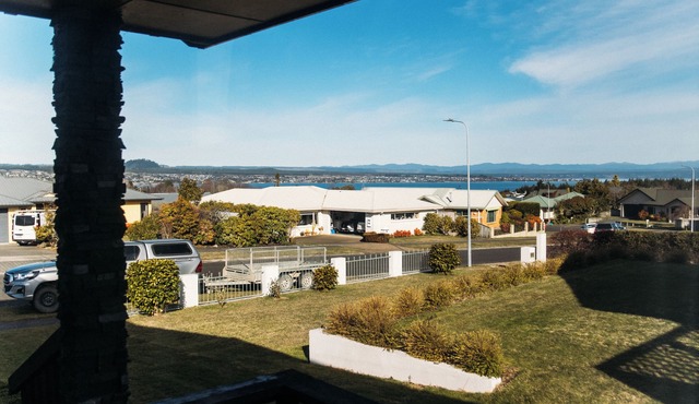 The Grove - Lake Taupo Holiday Home