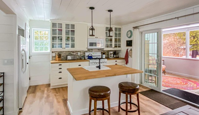 The Guest House — Bright, Artistic & Pet-Friendly