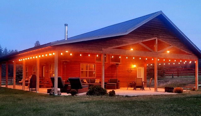 The Guesthouse at Lark Meadow Farm on acreage with sunset & mountain views!