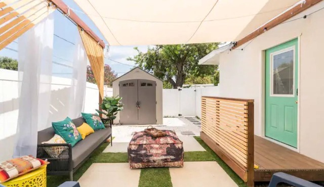 The GuestHouse W/King Bed & Private courtyard