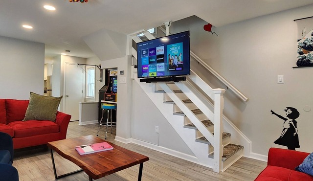 The Gumball Bungalow Est. 1886. 2BR. Free Smiles