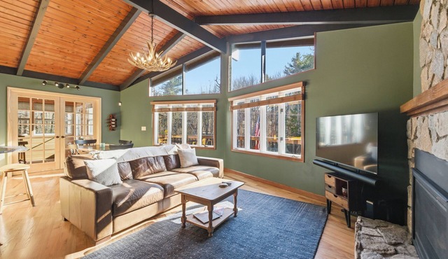 The Gunstock Chalet - Close to Gunstock, BNH Pavilion, and Lake Winnipesaukee