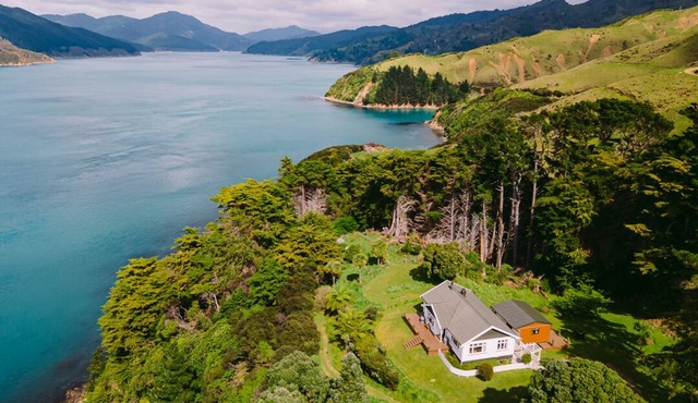 The Gunyah Retreat - Exclusive Island Escape with Ocean View, Marlborough Sounds