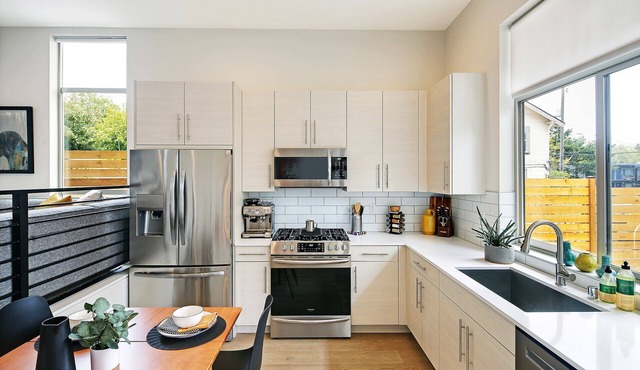 The Gus| Rooftop Hot Tub| 3BR/2BTH| Peloton