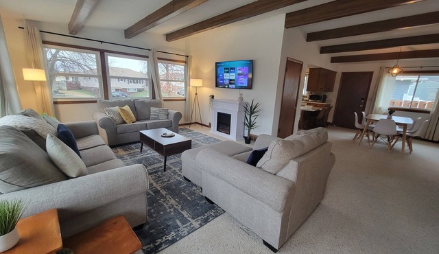 The Gwen/Charming 2-bedroom upstairs apartment in quiet duplex