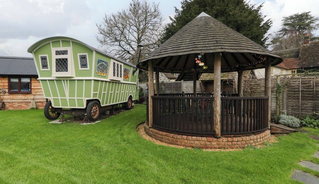 THE GYPSY CARAVAN, pet friendly, with a garden in Burbage, Wiltshire