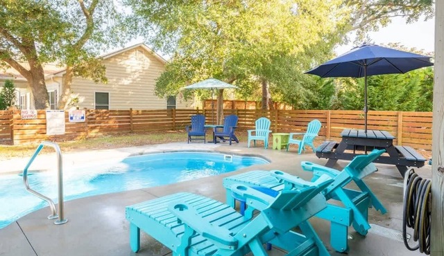 The Gypsy Rose: Private Pool - 5 Minute Walk from Beach and Splash Pad!