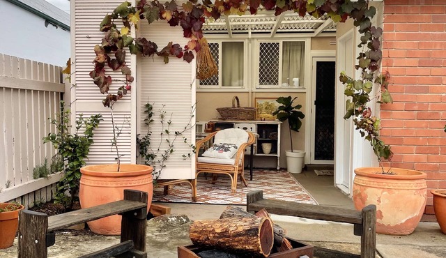 The Gypsy Saddler across from Tenterfield Saddler