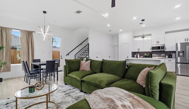 The H-Town Hive Cozy, Chic & Close to Everything
