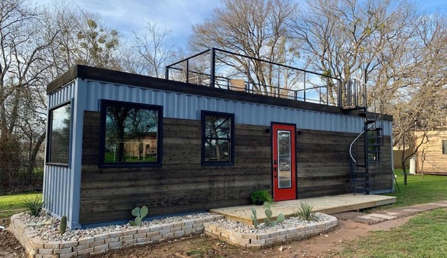 The Hacienda Beautiful New Container Home 12 min to Magnolia